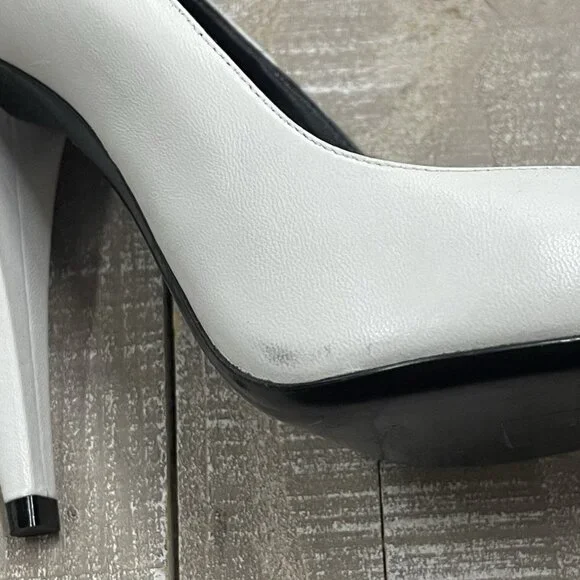 Saint Laurent Leather Pointed Pumps In White - Picture 9 of 16
